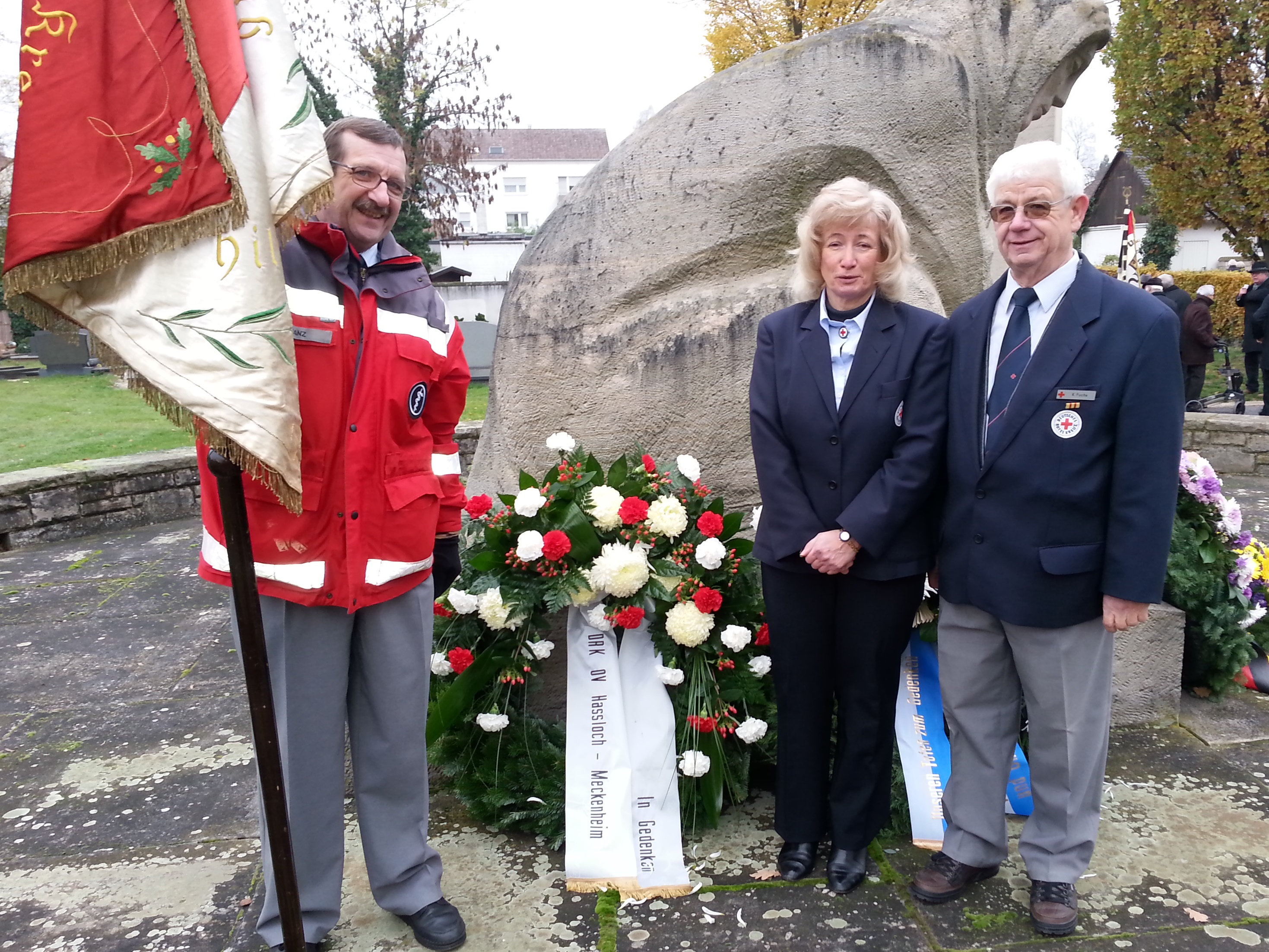 Michael Janz, Regina Müller und Kalsu Fuchs legen für den DRK Ortsverband Haßloch einen Kranz nieder.