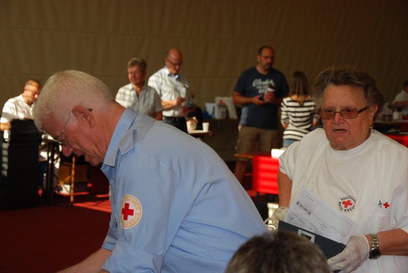 nach der Blutspende verbinden unsere HelferInnen die Spender