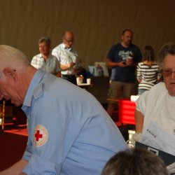 nach der Blutspende verbinden unsere HelferInnen die Spender