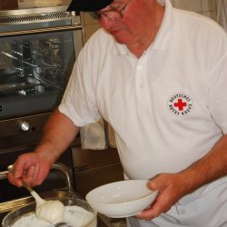 Hans Vollmer bei der Essenausgabe