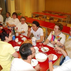 nach der Blutspende essen auch die Helferinnen und Helfer