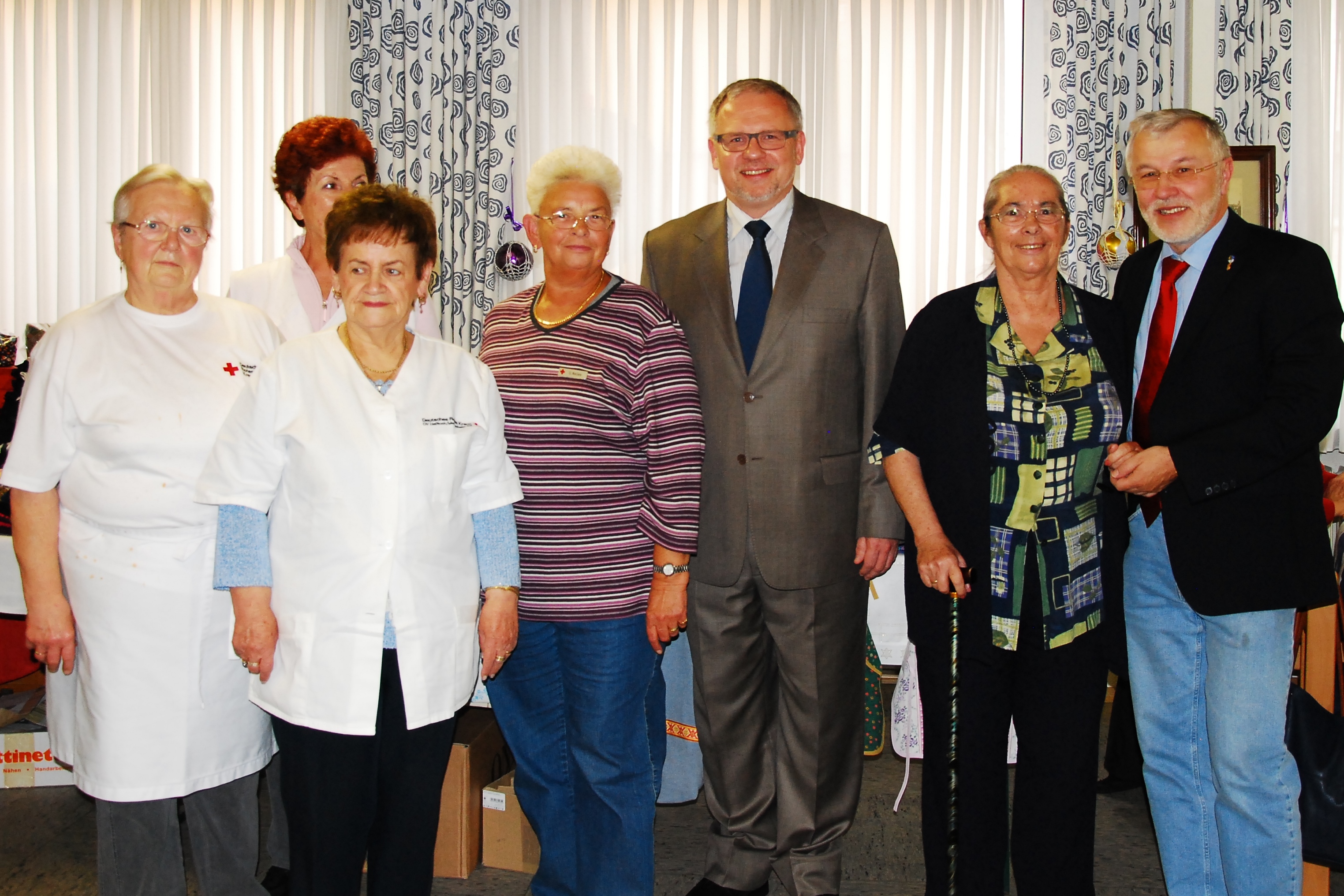Landrat Hans-Ulrich Ihlenfeld besuchte das Frauenkreisfest des DRK Haßloch. vlnr: Cäcilia Janz, Marliese Krebs, Inge Langohr, Ursula Nelles, Hans-Ulrich Ihlenfeld, Emilie Freudenberger, Jürgen Vogt