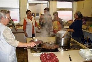 die berühmte Gulaschsuppe wird vorbereitet