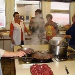 die berühmte Gulaschsuppe wird vorbereitet