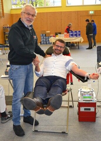 Vorsitzender Jürgen Vogt bedankt sich bei Dirk Herber (MdL)