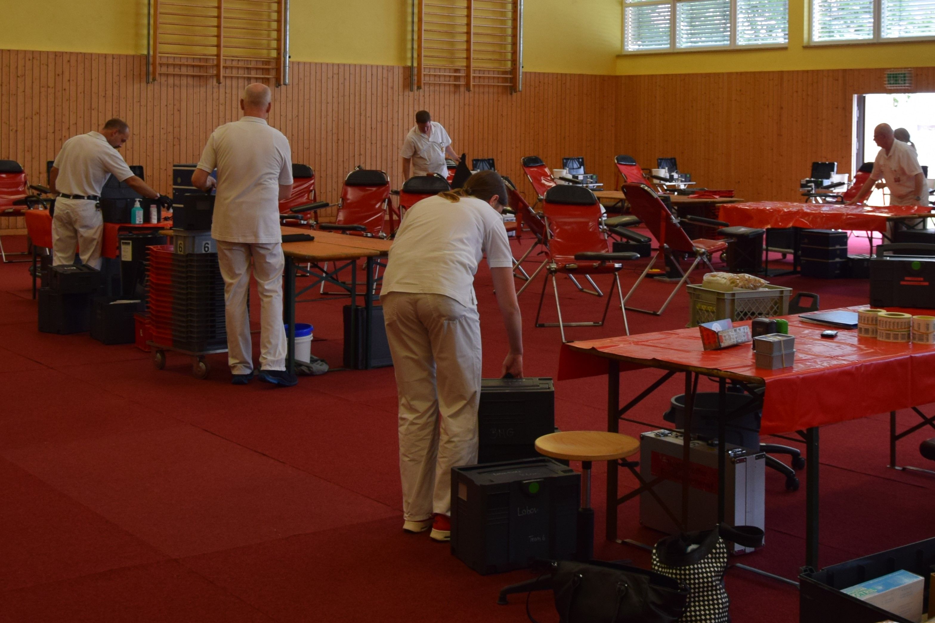 Das Team des Blutspendedienstes beim Vorbereiten.