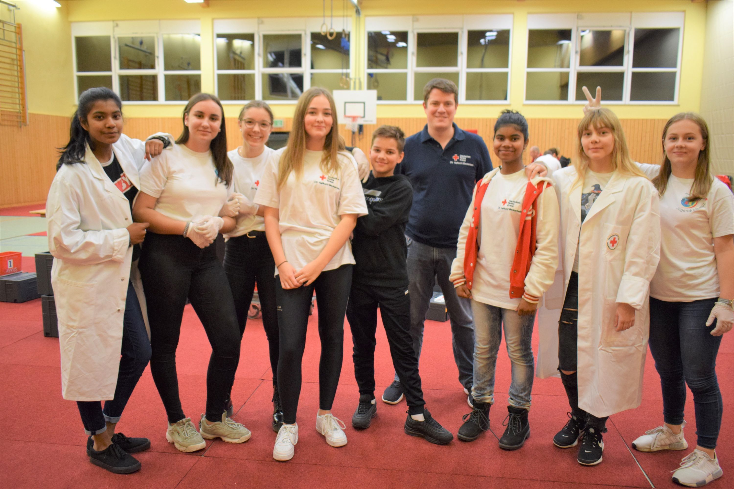 Mehr junge Frauen als junge Männer: das Team des Schulsanitätsdienstes des HAG mit dem Leiter des JRK-Teams Haßloch-Meckenheim, Marcus Leib, immer auch zu Späßen aufgelegt, wie man unschwer auf dem Foto sehen kann.